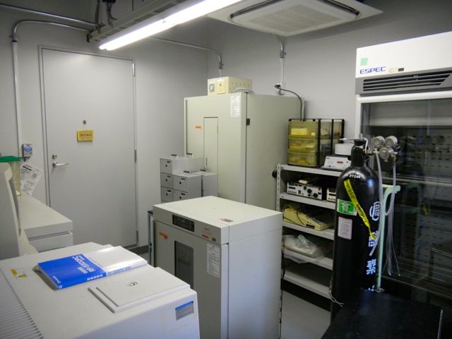 110331_3incubator_room